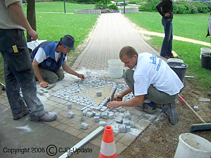 Das Team von Bauunternehmer Daume bringt das etwas andere Abidenkmal in den Boden ein. Bild: BUB