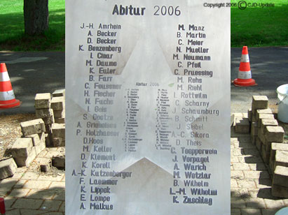 Professionelle Installation des Abidenkmals auf dem Campus für den Jahrgang 2006. Bild: BUB