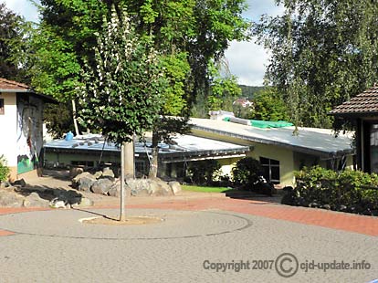 Cafeteria-Neubau: Königssohn auf der Wiese