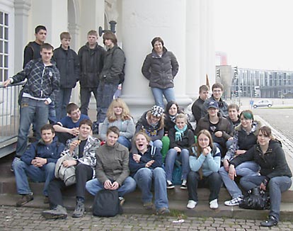 Auf den Spuren von KÖNIG LUSTIK - macht Spaß. Die Autorin lehnt an der Säule (hi. re.). Foto: privat