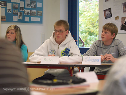 Schüler stellen den Abgeordneten des Kreistages Borken ihre Fragen. Foto: BUB