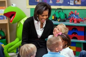 Kermit von der SESAMSTRASSE (links) und Michelle Obama im Prager Kinderentwicklungszentrum in New York. Foto: Joyce N. Boghosian