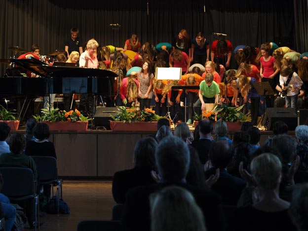 Sabine Schmidt (am Flügel), Leiterin der Musikschule, und ihr 'kleiner' Chor. Bild: BUB / CJD Oberurff
