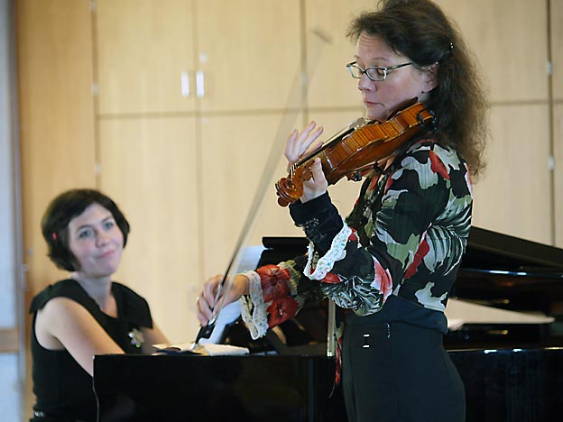 Susanne Herrmann (Violine) und Kristin de Oliveira Reis (Klavier). Bild: BUB / CJD Oberurff