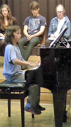 Pascal Suelzle am Klavier. Foto: BUB/CJD Oberurff