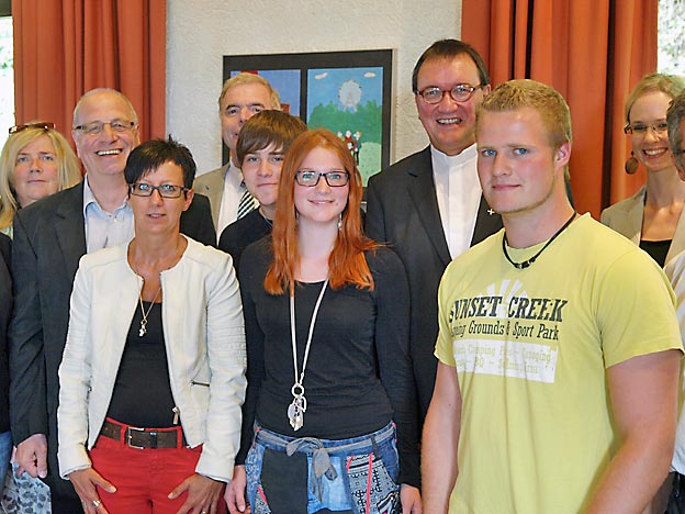 Bischof Hein und sein Visitations-Team inmitten von Schülern und Mitarbeitern des CJD Oberuff.Bild: A. Bubrowski/CJD Oberurff