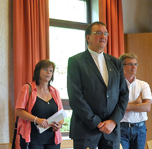 Bischof Martin Hein (m.) verfolgt beeindruckt die Darbeitung des Kleinen Chors des CJD Oberurff, an seiner Seite Uta Koch vom Religionspädagogischen Arbeitskreis und Jugenddorfpfarrer Hans Walther Reeh.Bild: A. Bubrowski/CJD Oberurff