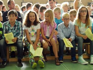 Die Verfasserin (3. v. r.) mit Schülern der Jahrgangsstufe 5 bei der feierlichen Schulaufnahme 2013.Bild: A. Bubrowski/CJD Oberurff