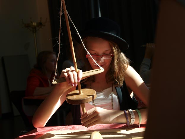 Schüler der 7b werkeln steinzeitlich im Ottoneum Kassel. Bild: A. Bubrowski/CJD Oberurff