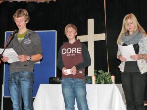 „Wann lebst du?“, fragen sich Eiko Berlitz, Sebastian Pulger und Stefanie Ijspeert (v. l.).Foto: M. Moniac/CJD Oberurff