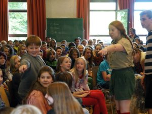 Actors among pupils. Bild: A. Bubrowski/CJD Oberurff