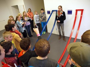 Ausstellungsführerin Victoria Gessner bringt die Schüler der 6h zur (Selbst-)Erkenntnis in Sachen rollender Kugeln. Bild: A. Bubrowski/CJD Oberurff