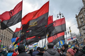 Demonstration 2013 in Kiew, schwarz-rote Fahnen gehören den Ukrainischen Nationalisten. Foto: Antanana/Wikimedia