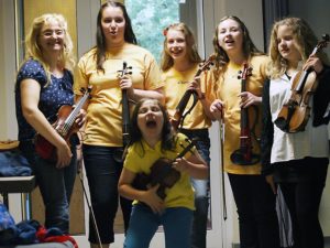 Frühlingskonzert 2014 - Backstage kurz vor Beginn, aufgeregt-ausgelassene Stimmung bei den jungen Künstlern. Bild: A. Bubrowski/CJD Oberurff