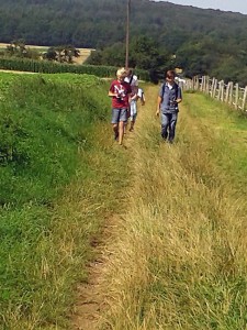 Wandern über die Felder auf der Suche nach dem nächsten Cache.Foto: BUB/CJD Oberurff