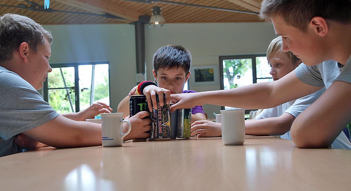 „Verkostung“ von Energie-Drinks in der Cafeteria durch Junior-Onlineredakteure der WEBLOG AG als Teil der journalistischen Recherche zum Artikel, rechts der Autor. Bild: A. Bubrowski/CJD Oberurff