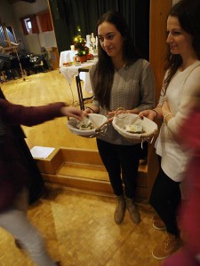 Schülerinnen der 10a nehmen nach dem Advents­gottesdienst Spenden für Elena Jahn entgegen | Bild: Andreas Bubrowsksi | CJD Oberurff