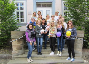 Baby-Puppen im Arm der Mädchen, von denen einige Oberurff kennen, im Rahmen der Babysitter-Ausbildung im MGH. Foto: MGH Bad Wildungen