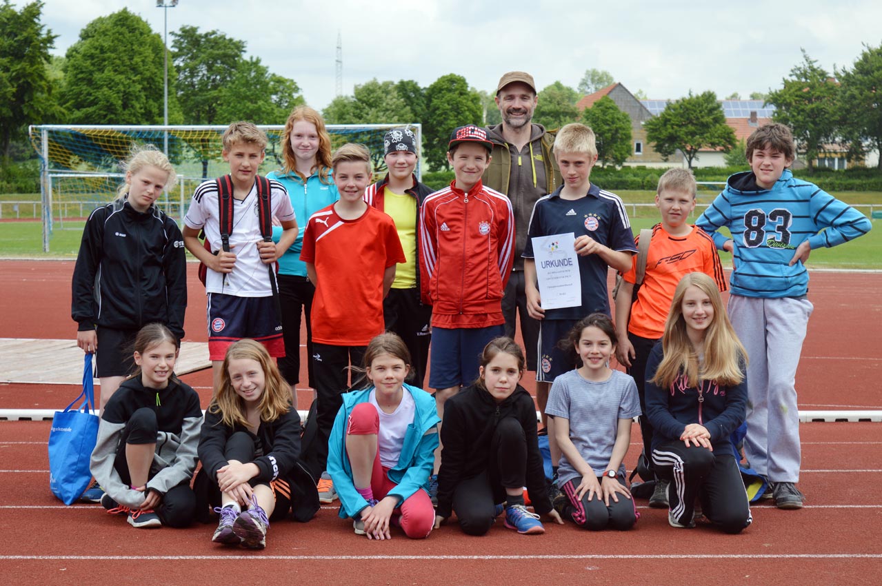 Leichtathletik-AG (2014/15). Vorn, 2. v. l., die Verfasserin. Foto: privat