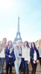 Mädels der 9a vor dem Eiffelturm. Foto: privat