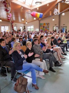 Hochsommerliches Ambiente in der voll besetzten Cafeteria. Bild: BUB