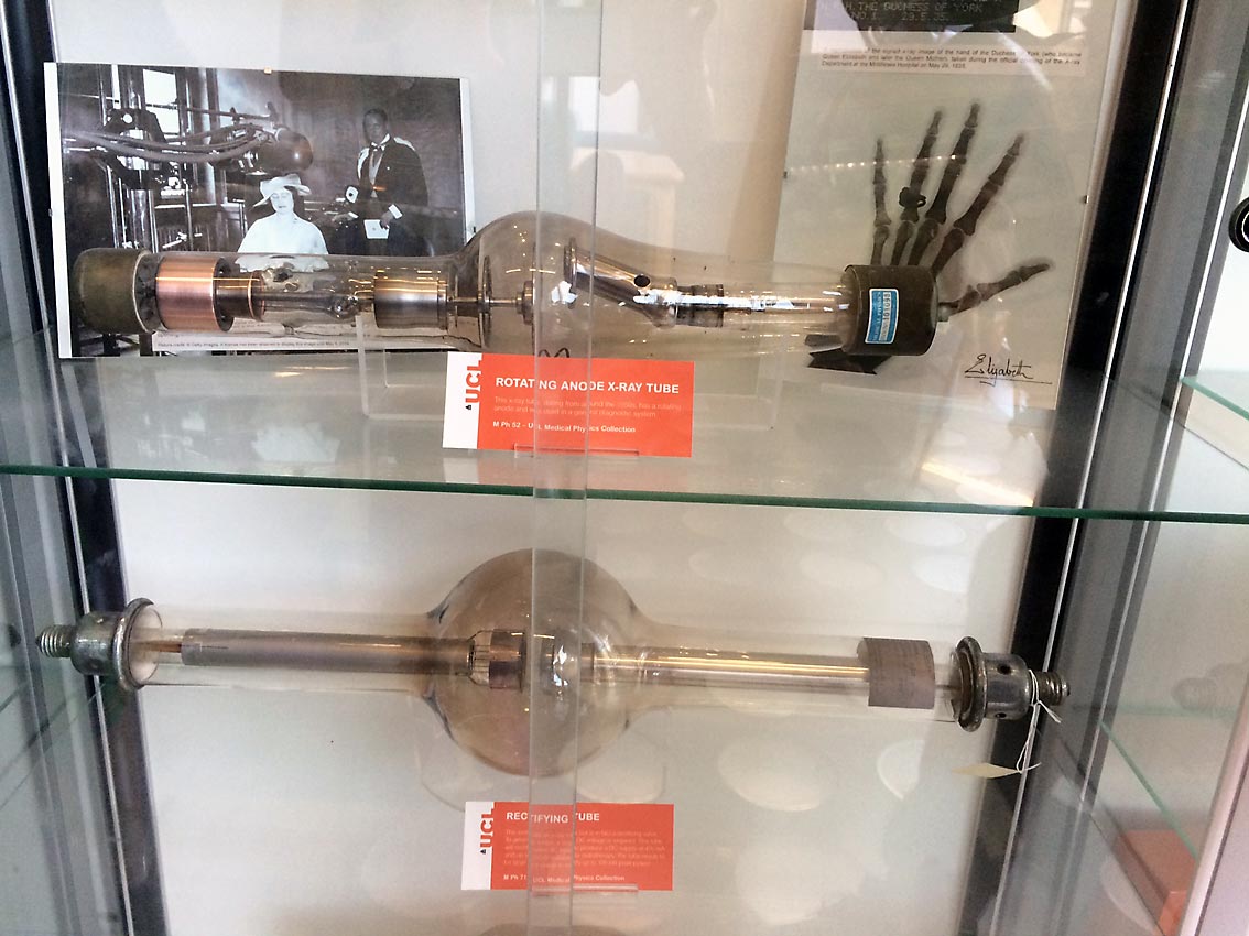 Historische Röntgenröhren im Physik-Gebäude des UCL. Foto: privat