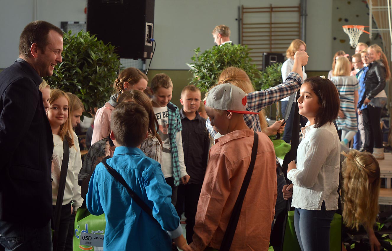 Erster Smalltalk mit neuen Mitschülern und neuem Klassenlehrer. Inzwischen geht es auf der Bühne weiter.Foto: A-A. Schlüter/CJD Oberurff