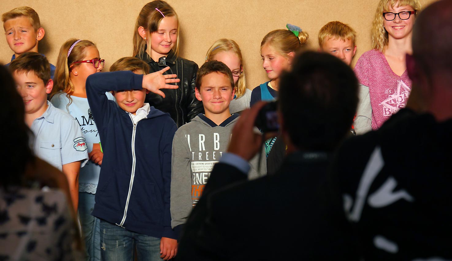 Gutes Omen: Schulaufnahme im gleisssenden Licht einer spätsommerlichen Abendsonne. Bild: A. Bubrowski/CJD Oberurff