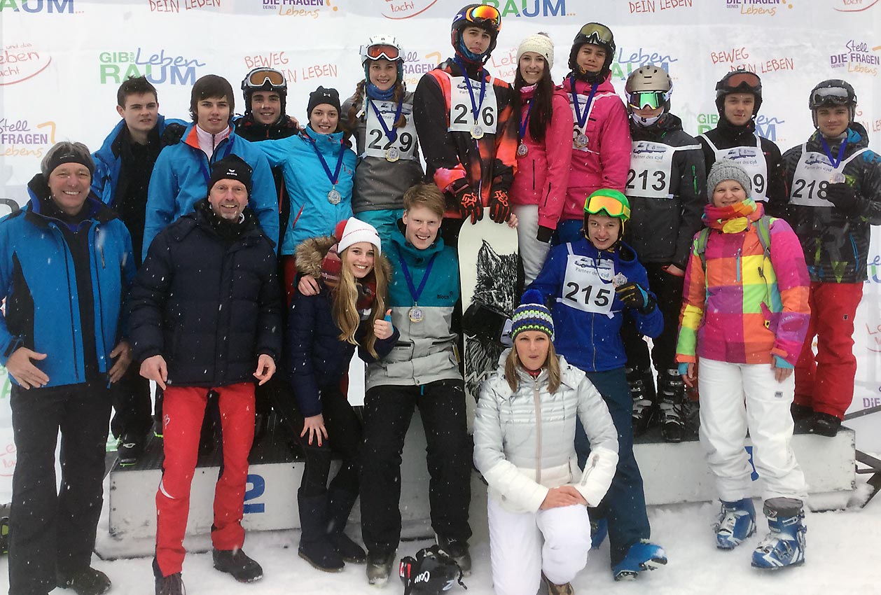Der erste erfolgreiche Wettkampftag, Ski alpin und Snowboard! Das Team mit Hilde Gerg, ehemalige Skirennläuferin und Olympiasiegerin 1998 in Nagano (Slalom). Sie absolvierte ihren Realschulabschluss im CJD Berchtesgaden. Foto: privat