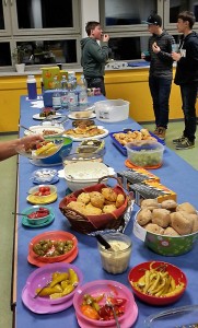 Köstliches Buffet moderner griechischer (mediterraner) Kochkunst, zubereitet von der Elternschaft. Foto: privat