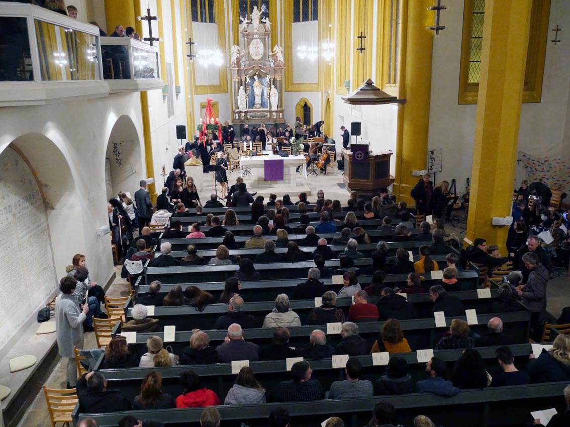 Zu Konzertbeginn bis auf den letzten Platz besetzt - Stadtkirche Fritzlar | Bild: Andreas Bubrowski/CJD Oberurff