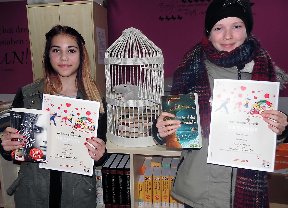 Lorena und Tessa: zwei der sechs Klassensieger mit ihren Buchgeschenken und Urkunden. Foto: K.v.Urff/CJD Oberurff