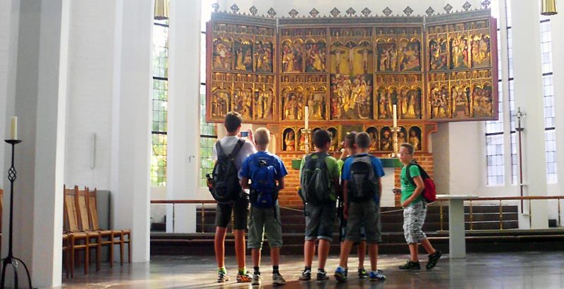 Besuch der riesigen Stadtkirche in Kiel.
