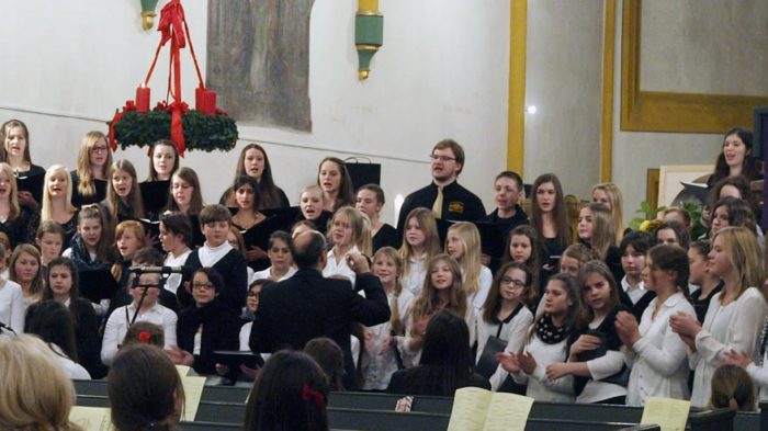 Die Schulgemeinde des CJD Oberurff feiert Advent. Bild: Andreas Bubrowski / CJD Oberurff