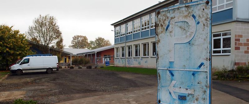 Parlkplatz ausschließlich für Lehrer reserviert. Bild: BUB