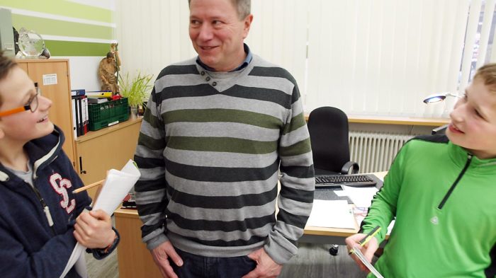 Dominik (l.) und Malte - Junior-Onlineredakteure der WEBLOG AG - interviewen Schulleiter Günter Koch. | Bild: Andreas Bubrowski/CJD Oberurff