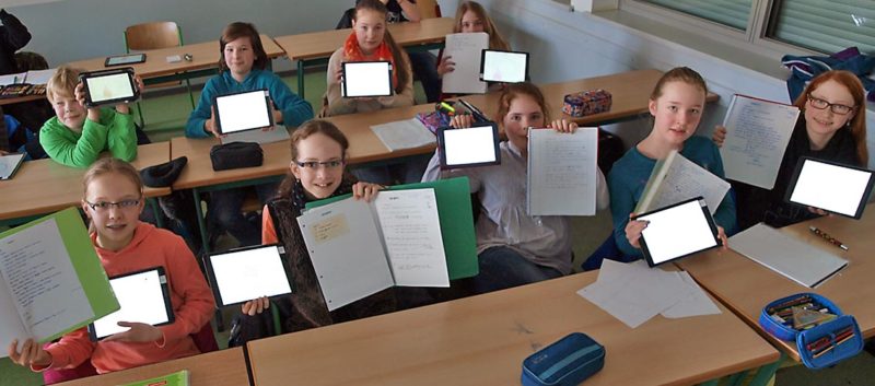Goldener-Mittelweg-Versuch in Mathematik: In der einen Hand die individuelle, selbst erstellte Mitschrift; in der anderen das darauf aufbauende, einheitlich digitale Abbild des Gelernten. Symbolbild: A. Bubrowski/CJD Oberurff