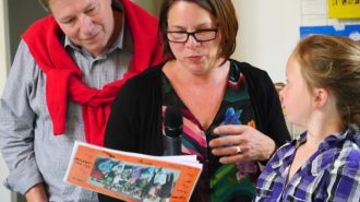Schulleiter Günter Koch und Deutschlehrerin Birgit Reimer sind beeindruckt. Bild: Andreas Bubrowski/CJD Oberurff