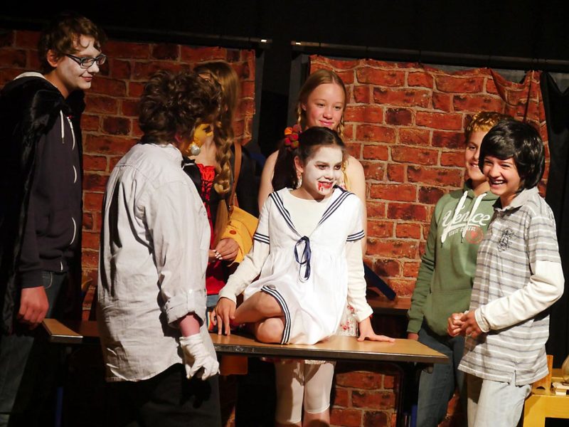 Ende gut alles gut - auch beim Vampir-Krimi der Theater-AG. Bild: A. Bubrowski/CJD Oberurff