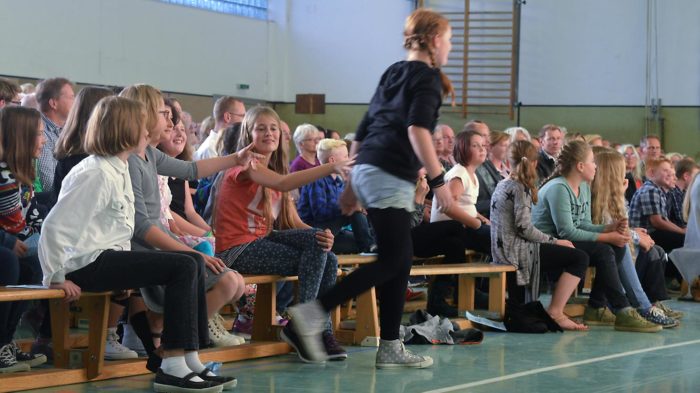 Die Schüler werden zu ihren neuen Klassen gerufen. Foto: A-A. Schlüter/CJD Oberurff