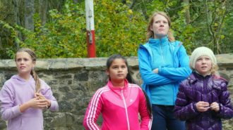 Cool, wie Schülerinnen der 5c gemeinsam mit Klassenlehrerin Sarah Janassek das Geschehen in der Burg checken. Bild: A. Bubrowski/CJD Oberurff