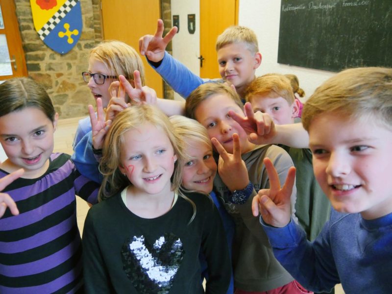 Das V-Zeichen steht eigentlich für VICTORY (Freiheit). Aber die Schüler der 5e rufen PEACE (Frieden) dazu. Was kein Nachteil ist. Bild: A. Bubrowski/CJD Oberurff