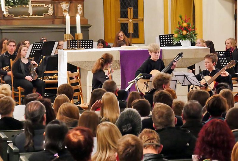 Gitarre virtuos gezupft von Zora Kerekes, Mika Henke und Marc Vössing | Bild: Andreas Bubrowski/CJD Oberurff