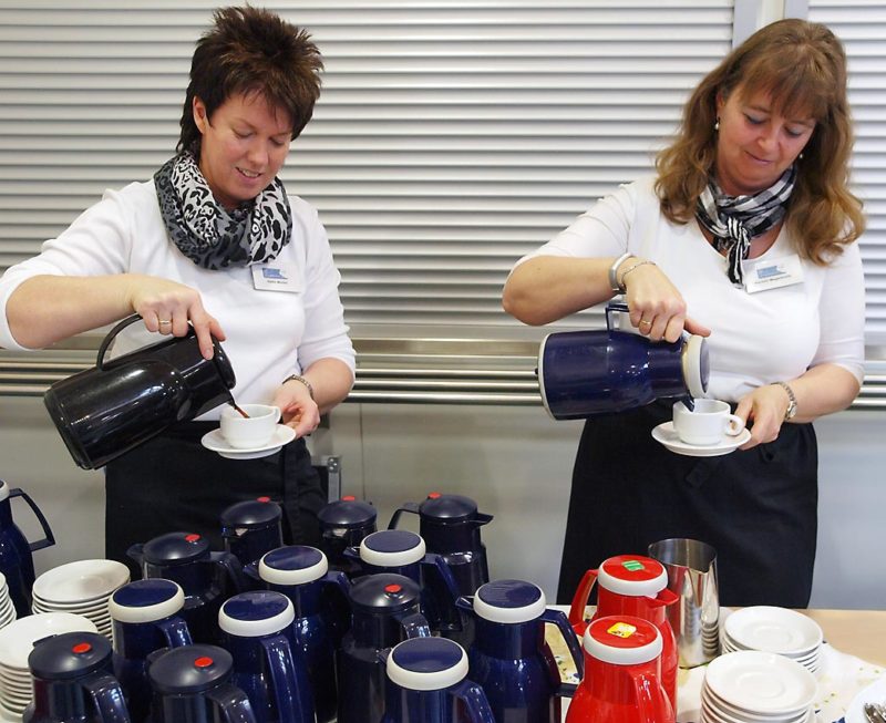 Freundlicher Service des Cafeteria-Teams | Bild: Andreas Bubrowski/CJD Oberurff