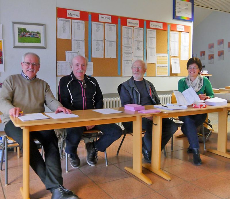 Wahlhelfer in der Grundschule Helenental in Bad Wildungen | Bild: Andreas Bubrowski