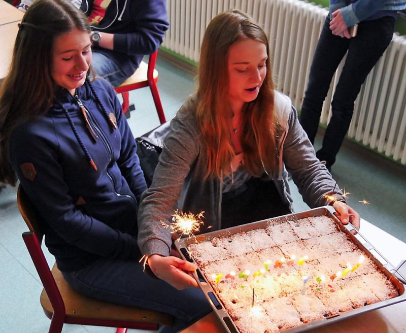 Mitschüler begrüßen das Geburtstagskind Chiara | Bild: Andreas Bubrowski/CJD Oberurff