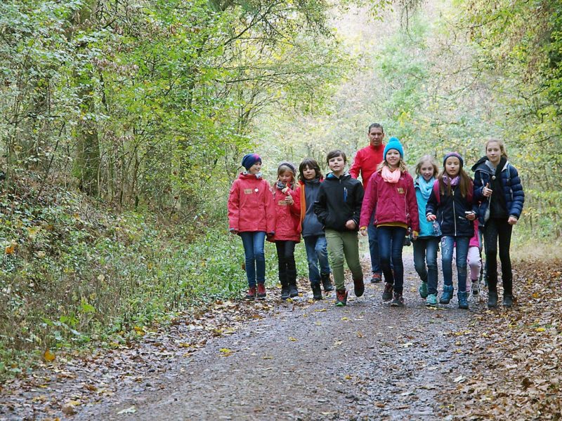 Ein Teil der 5b unterwegs mit Schulsozialarbeiter Michael Schneider | Bild: A. Bubrowski/CJD Oberurff