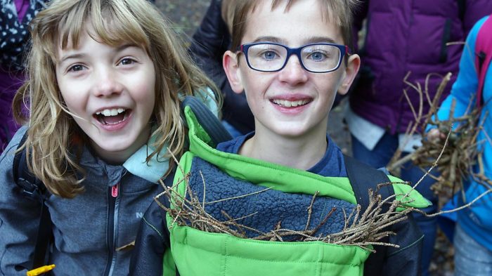 Schüler der 5a haben zum Feuer machen Holz gesammelt | Bild: A. Bubrowski/CJD Oberurff