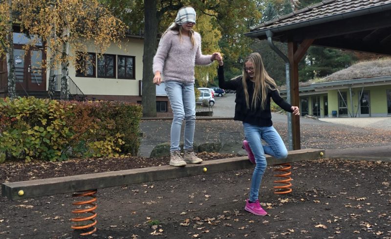 Aha-Erlebnis: Mia und Tiffany beim Selbstexperiment „ohne Licht sein“ | Foto: A. Bubrowski/CJD Oberurff