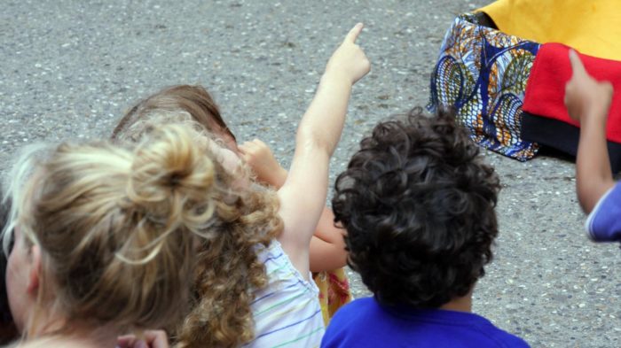 „VORSICHT DIEB!“ warnen aufgeregt die Kinder im Puppentheater den Kasper als sich ihm ein Dieb nähert | Bild: Andreas Bubrowski